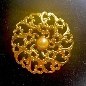 Vintage Avon Flower Blossom brooch with pearl center